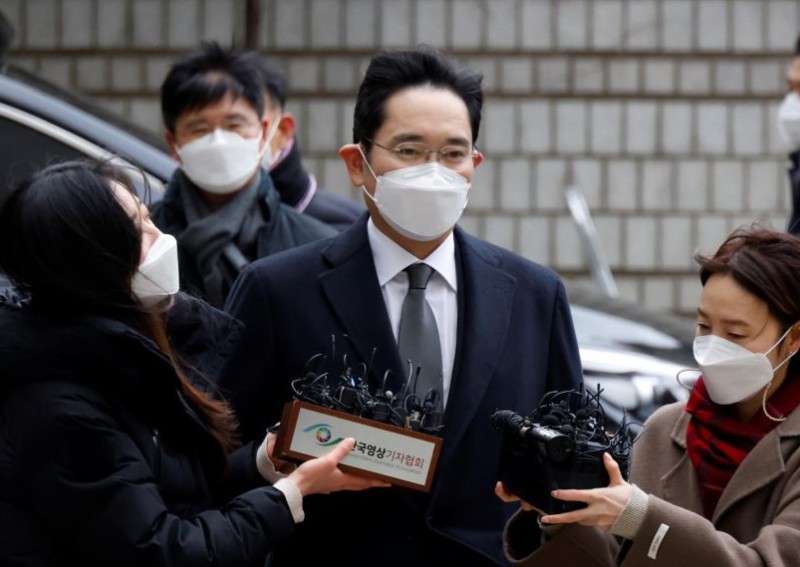 Samsung heir Lee Jae-yong receives 30-month jail term from Seoul court