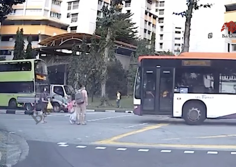 SBS Transit bus beats red light, nearly hits pedestrians at Jurong East