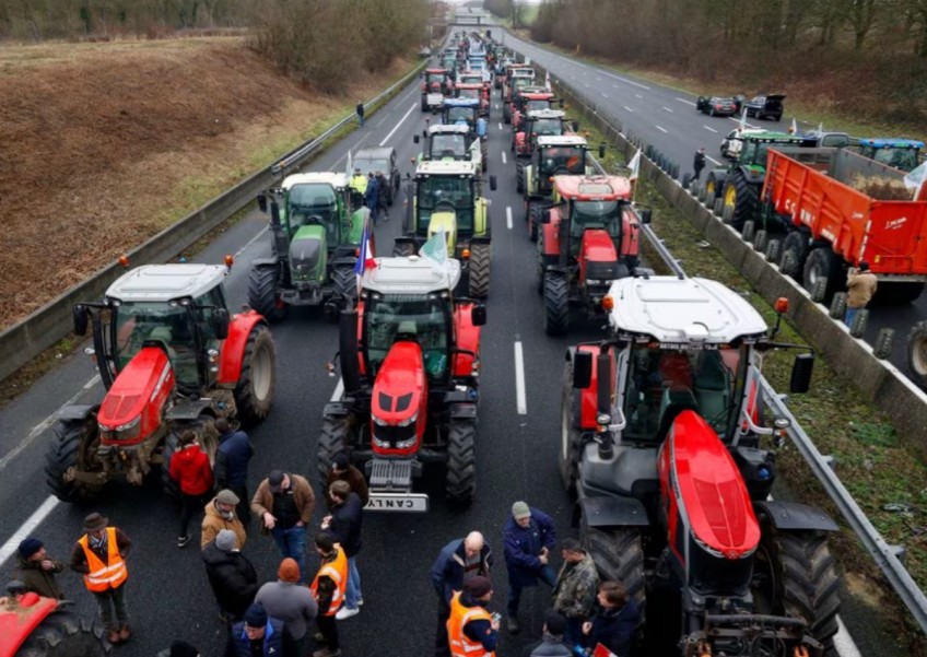 France drops plan to decrease farmers' diesel discount but protests to continue