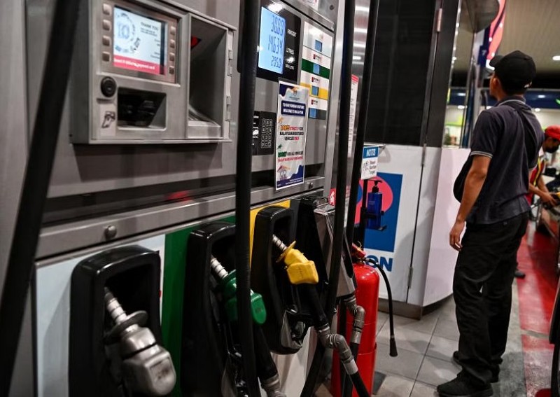 'They will ask passengers to stand around the nozzle': JB petrol kiosks on difficulties policing Singapore motorists pumping Ron95