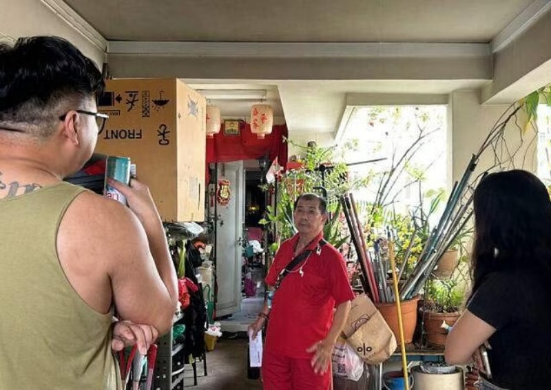 Delivery man cries after Tampines resident confronts him over missing $400 watch straps