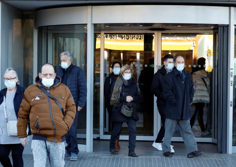 Spain considers nationwide hospital mask rule, as flu, Covid-19 hit Europe