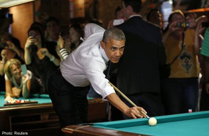 Obama shoots pool in night out on the town in Denver