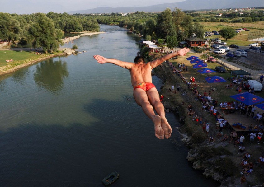 Kosovo bridge divers overcome fear to 'fly' in annual competition