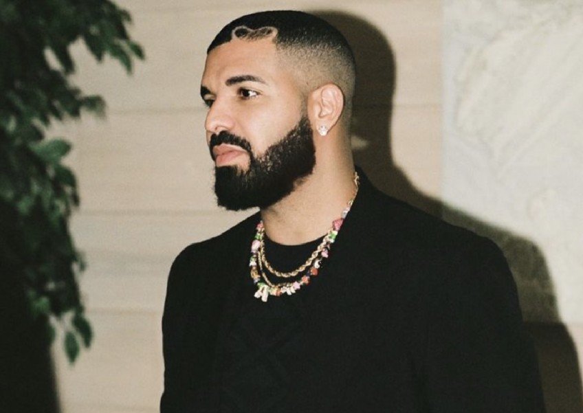 Drake mocks gig-goer who hurled vape onstage towards him