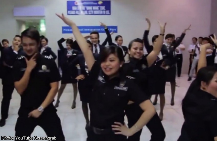 Dancing immigration personnel at Manila airport