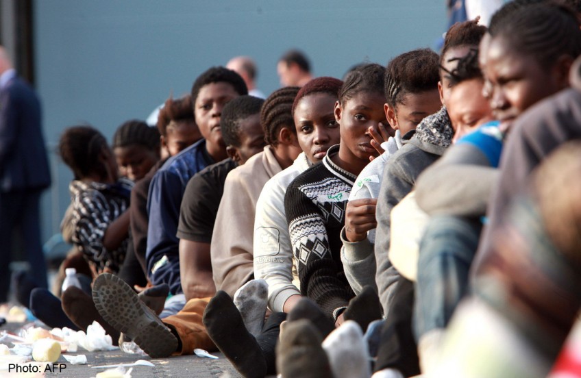 Mediterranean migrant crossings to Europe top 100,000 in 2015