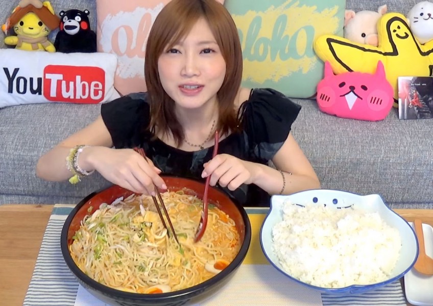 Hungry for curry, petite competitive eater downs 5kg dish in a hurry