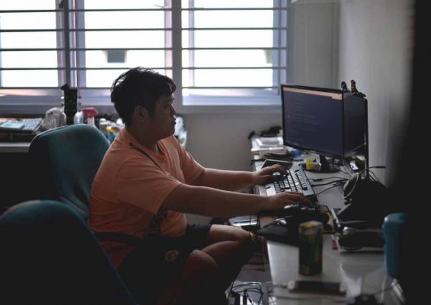 2 in 3 S'poreans admit to social networking and internet addiction