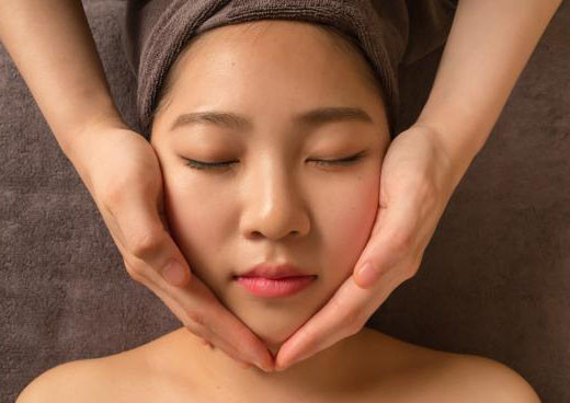 Get a smaller, slimmer face with just a massage