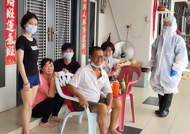 Final family photo in PPE: Malaysian working in Singapore rushes home before dad dies