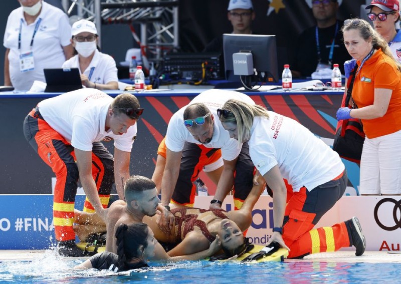 Dramatic rescue after US swimmer faints and sinks to bottom of pool