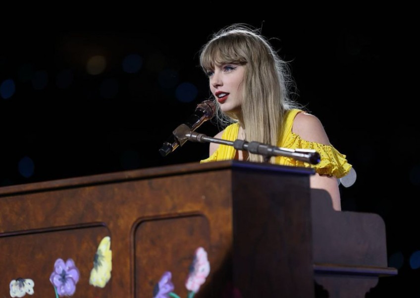 'Oh, delicious': Taylor Swift accidentally swallows bug onstage