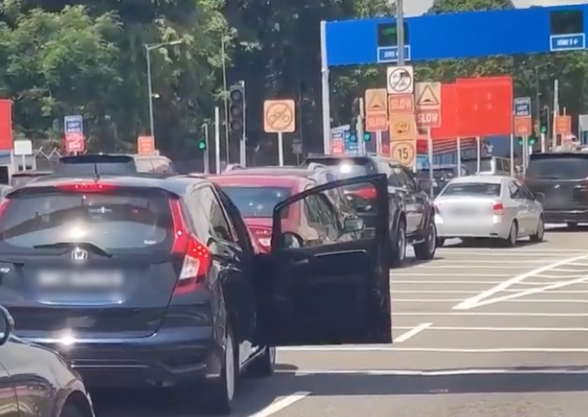 Deterring queue-cutters? Man spotted driving at Woodlands Checkpoint with door wide open 