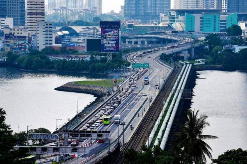 Horrendous jam at land checkpoints as almost 250,000 leave Singapore for Malaysia 