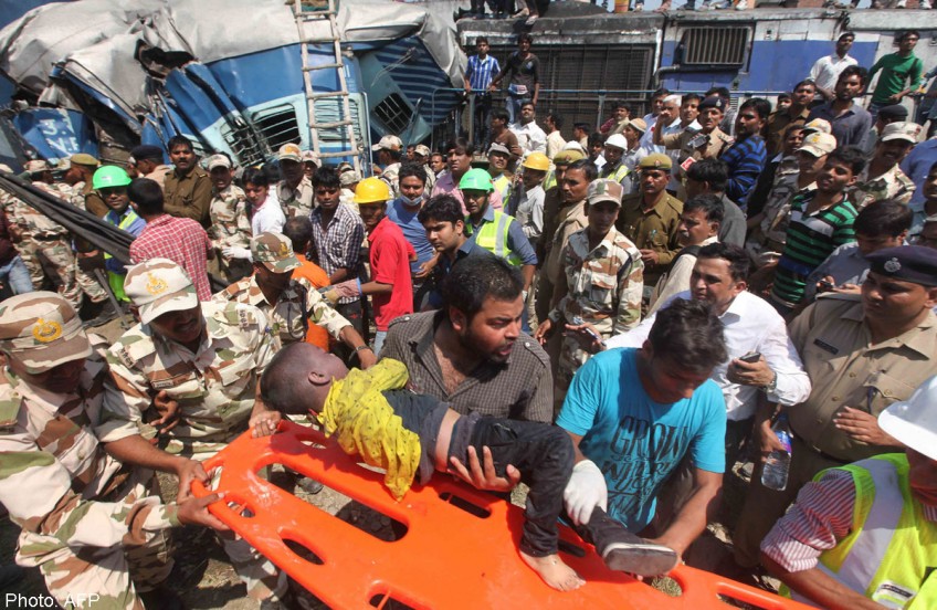 Train derails in northern India, killing 32