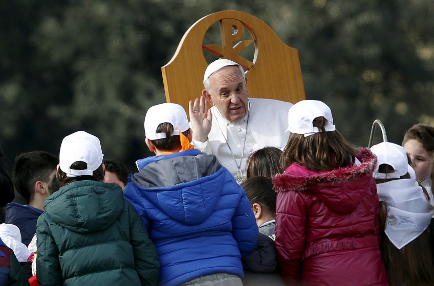Crowds welcome Pope in mafia country