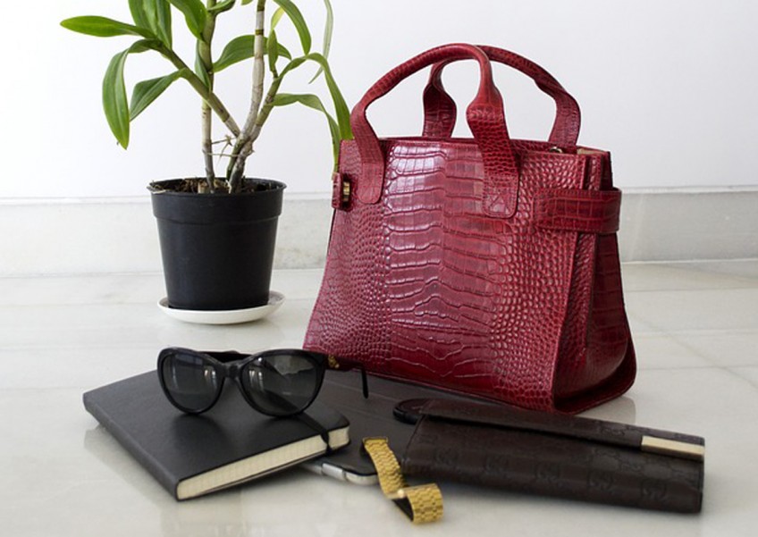 3 ways to organise big, heavy handbags