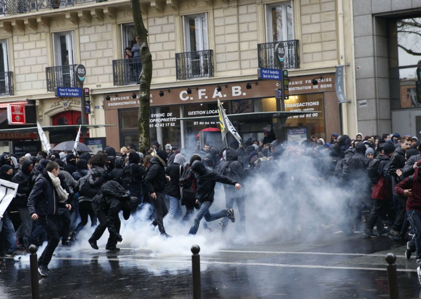 Chastened Hollande faces fresh protest over French labour law