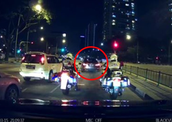 Driver 'beats red light', cuts across multiple lanes - in front of 2 traffic cops