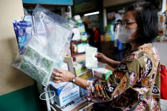 Coronavirus: Indonesia seizes half a million masks amid panic buying