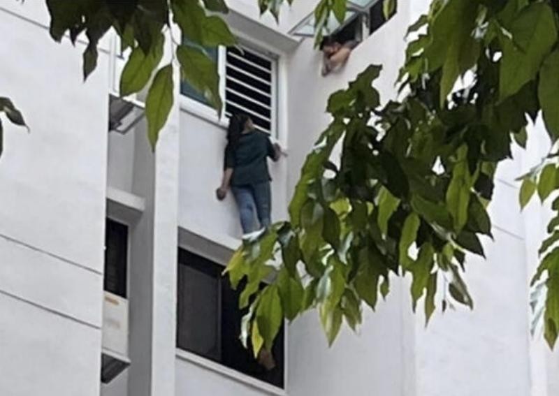Maid crying on ledge outside Bukit Batok flat alarms residents 