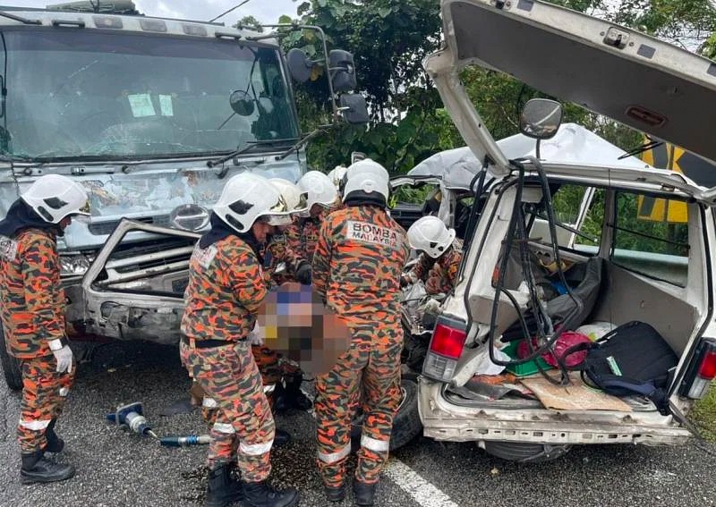 Singaporean dies in Johor after van crashes into 10-tonne lorry