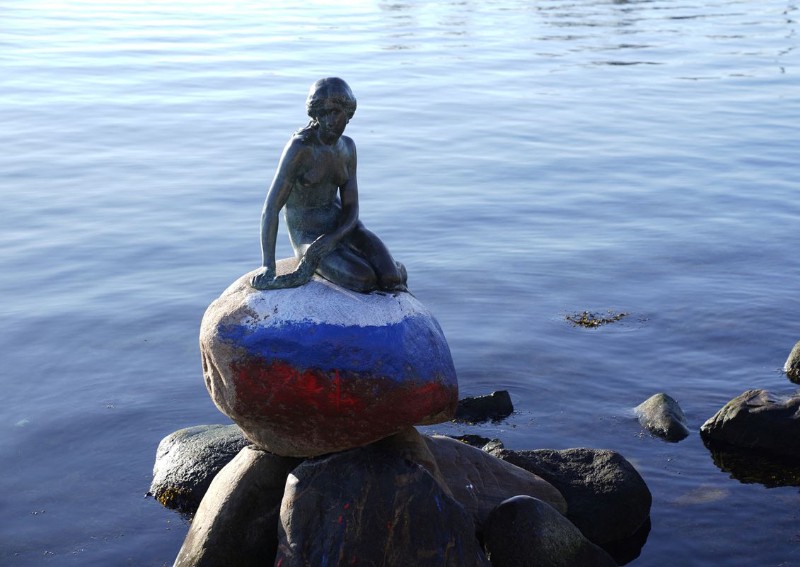 Russian flag painted on base of Denmark's Little Mermaid statue