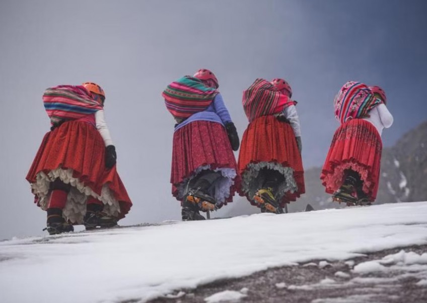 Bolivia's cholita climbers dream of conquering Everest in skirts