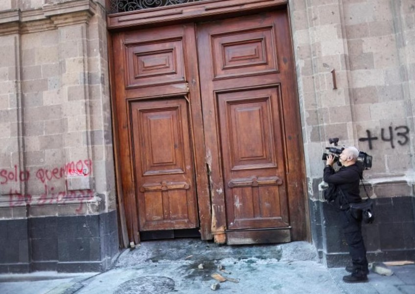 Protesters knock down door of Mexico's presidential palace