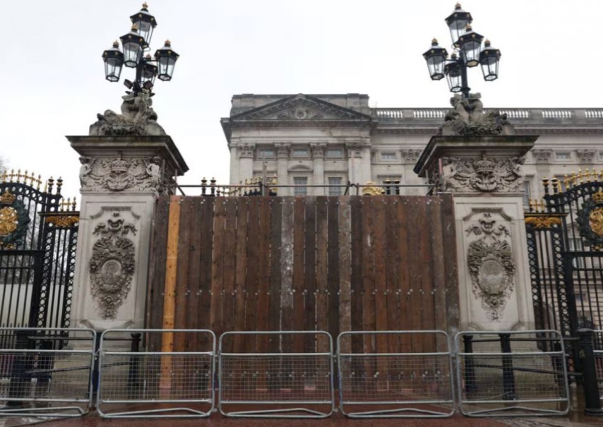 Man arrested after car strikes gates of Buckingham Palace