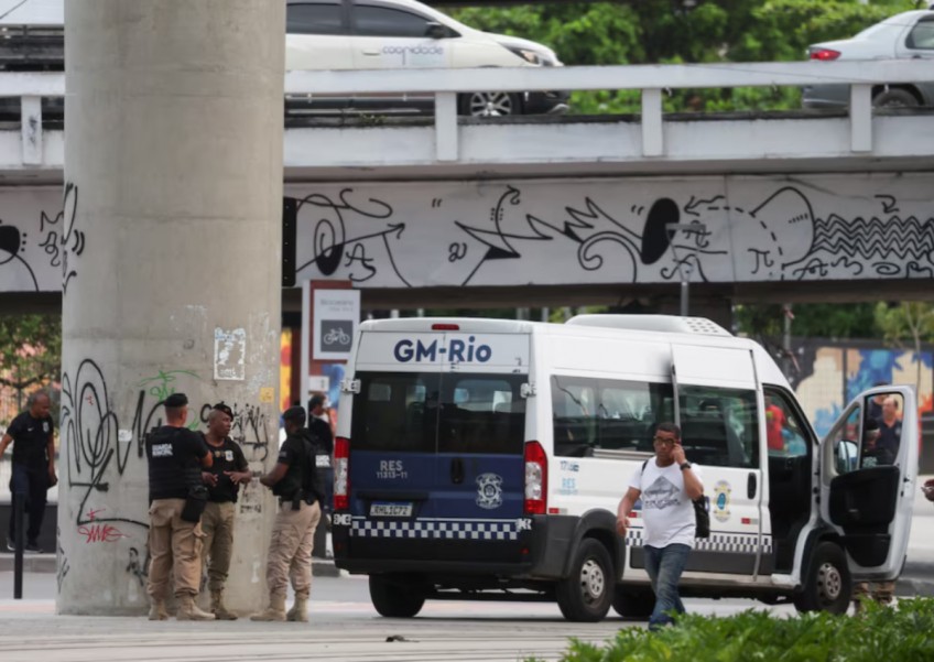 Man in Rio de Janeiro surrenders after holding 17 hostages on hijacked bus