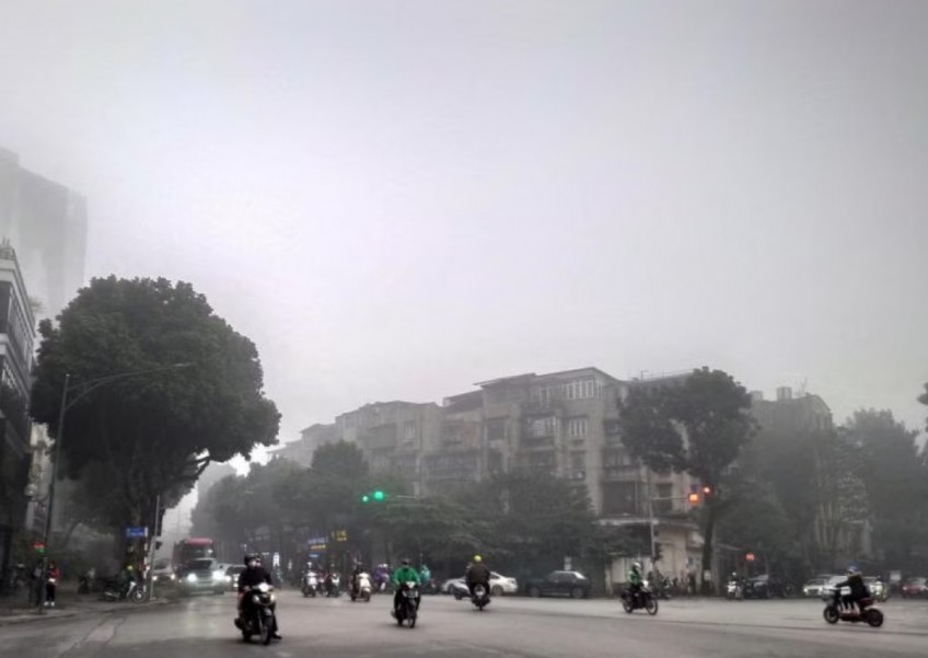 Mums ban outdoor fun as air pollution worsens in Vietnam capital