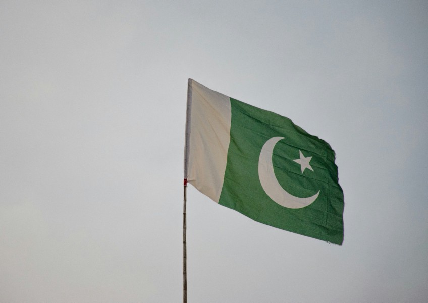 Pakistan port attack kills 2 soldiers, 8 militants, say officials