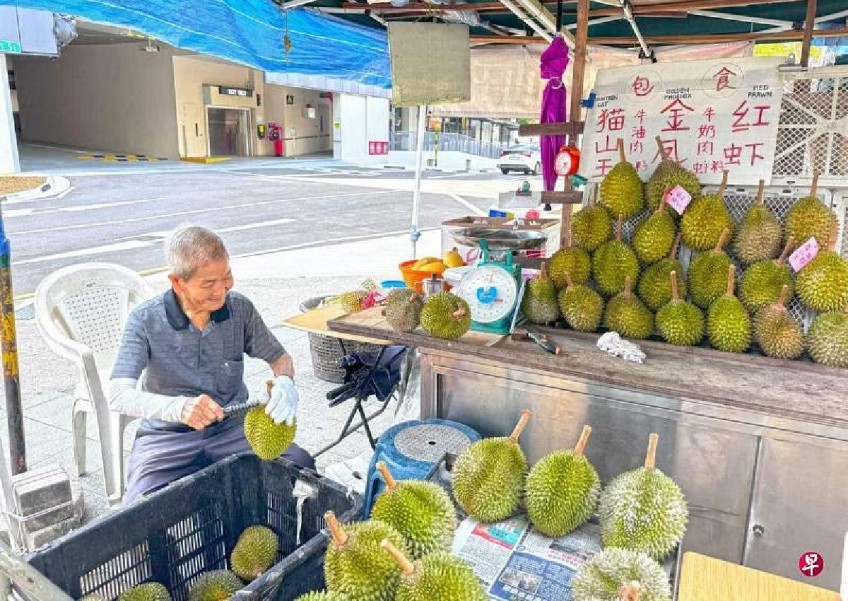 This 91-year-old man has been selling durian for 60 years, works more than 10 hours a day
