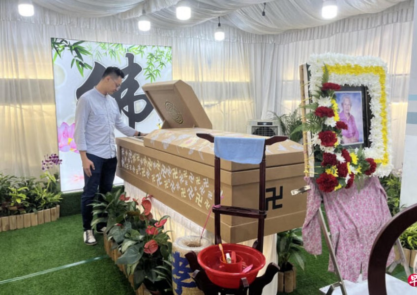 Family of 93-year-old woman decorates and pens well-wishes on her paper casket