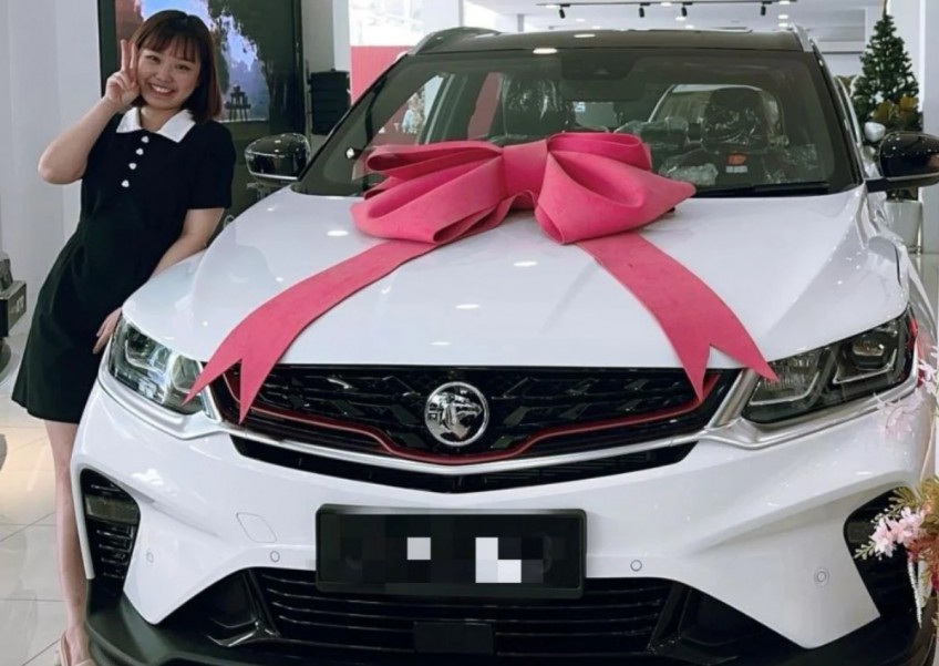 Going the extra mile: Malaysian jewellery store gifts employee car for 10 years of service 