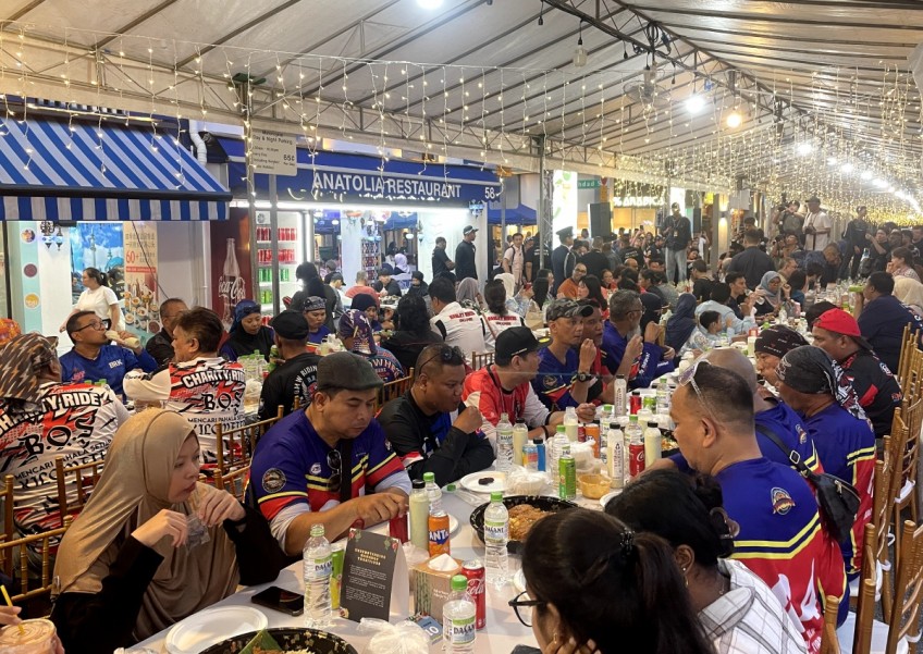 I went to a mass iftar with 1,500 others in Kampong Glam and learned it's not just about sharing a meal