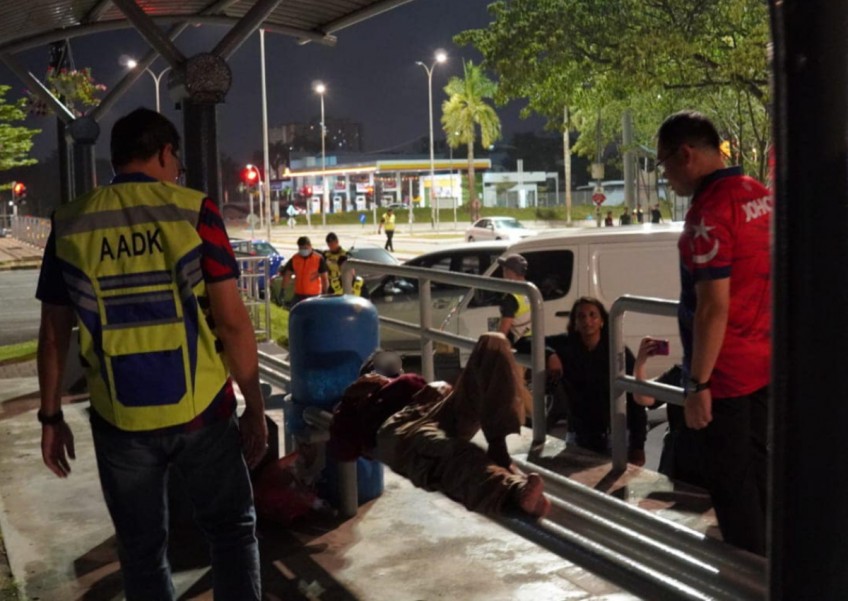Saving on rent? Malaysians working in Singapore caught rough sleeping on JB streets