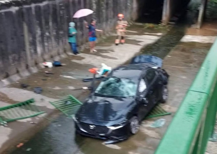 Car skids into Bukit Batok canal, 62-year-old driver taken to hospital