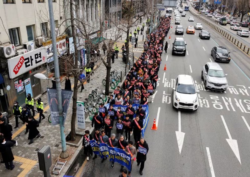 South Korea police launch raid on doctors' association over walkout