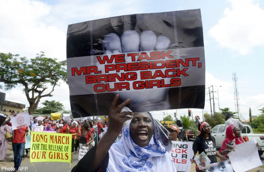 UK team arrives to help Nigeria find girls seized by Islamist rebels