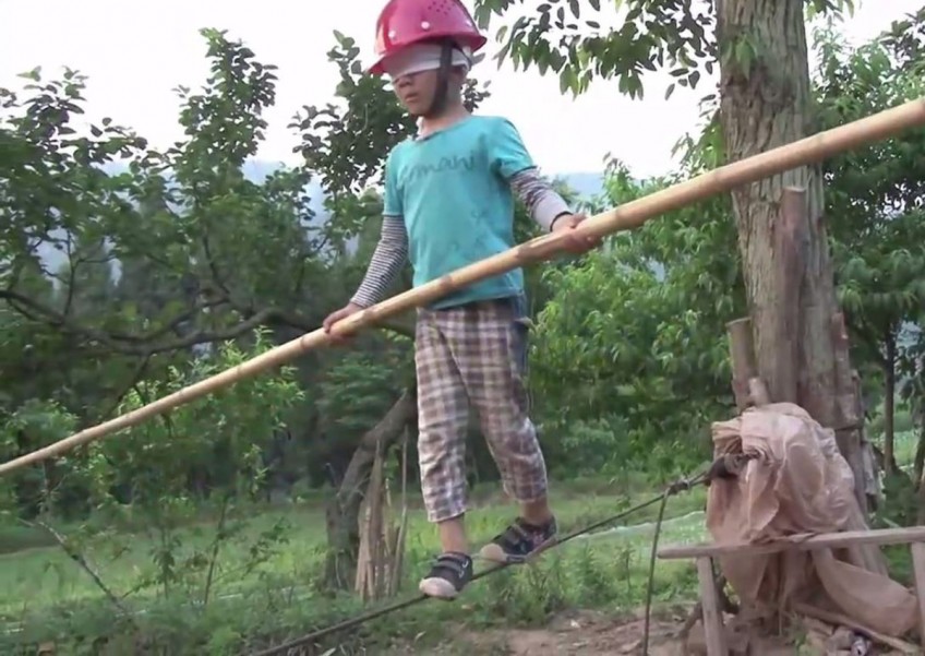 WATCH: Chinese father makes 6-year-old walk blindfolded on wire to build his confidence