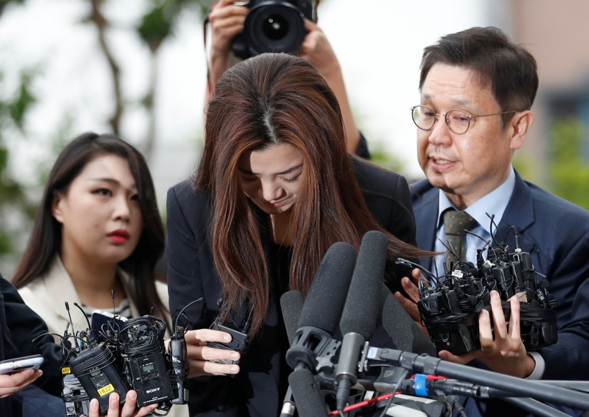 Faltering voice, head down, Korean Air daughter appears for police questioning