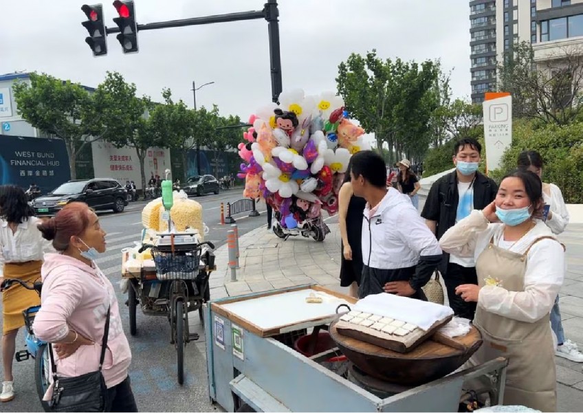 Hawkers back on China's streets as economic recovery teeters