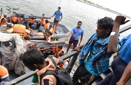 Australia gives Sri Lanka boats to tackle asylum-seekers