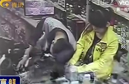 Staff plays games on phone while man robs shop blind