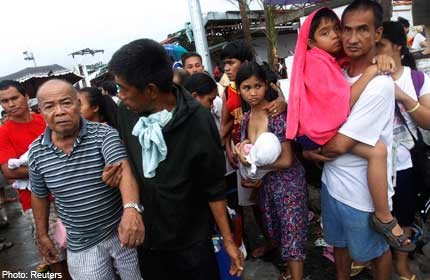 Typhoon Haiyan: Thousands of Filipinos jostle for seats on scarce flights
