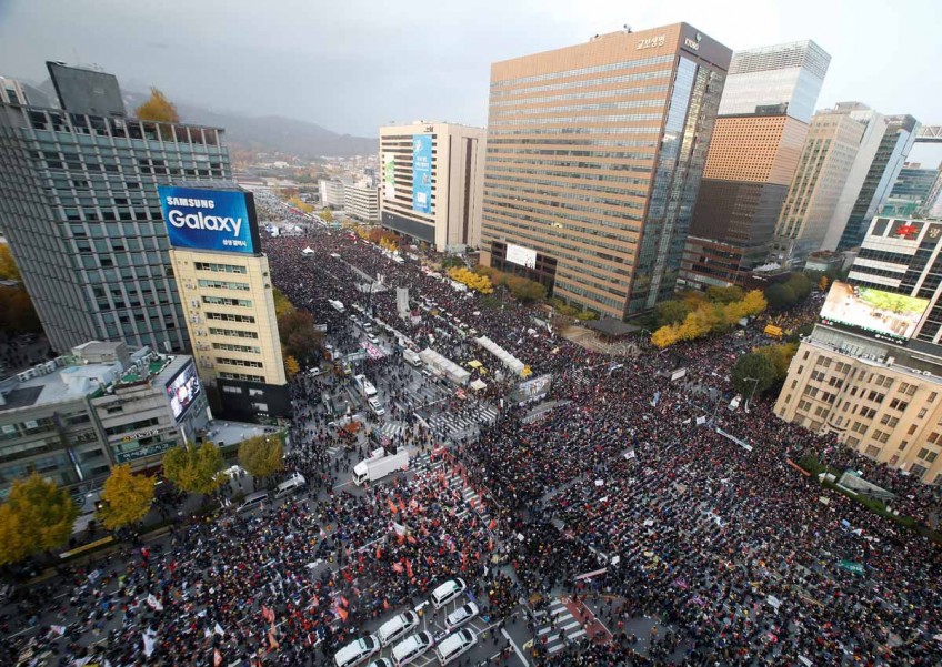 Tens of thousands march in Seoul demanding South Korean President Park's resignation