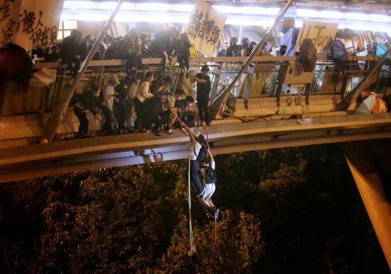 Footage shows daring escape by Hong Kong protesters on motorbikes